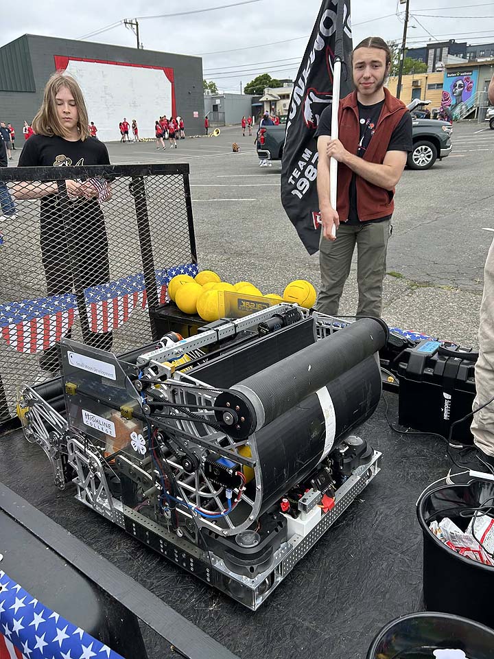 SkunkWorksRoboticsBurienParade26 02