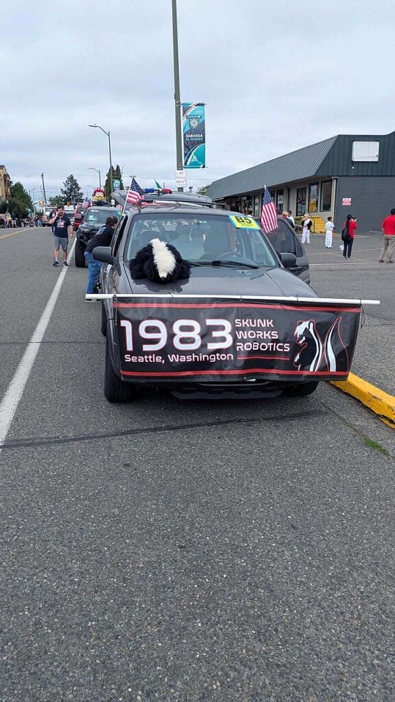 SkunkWorksRoboticsBurienParade26 03